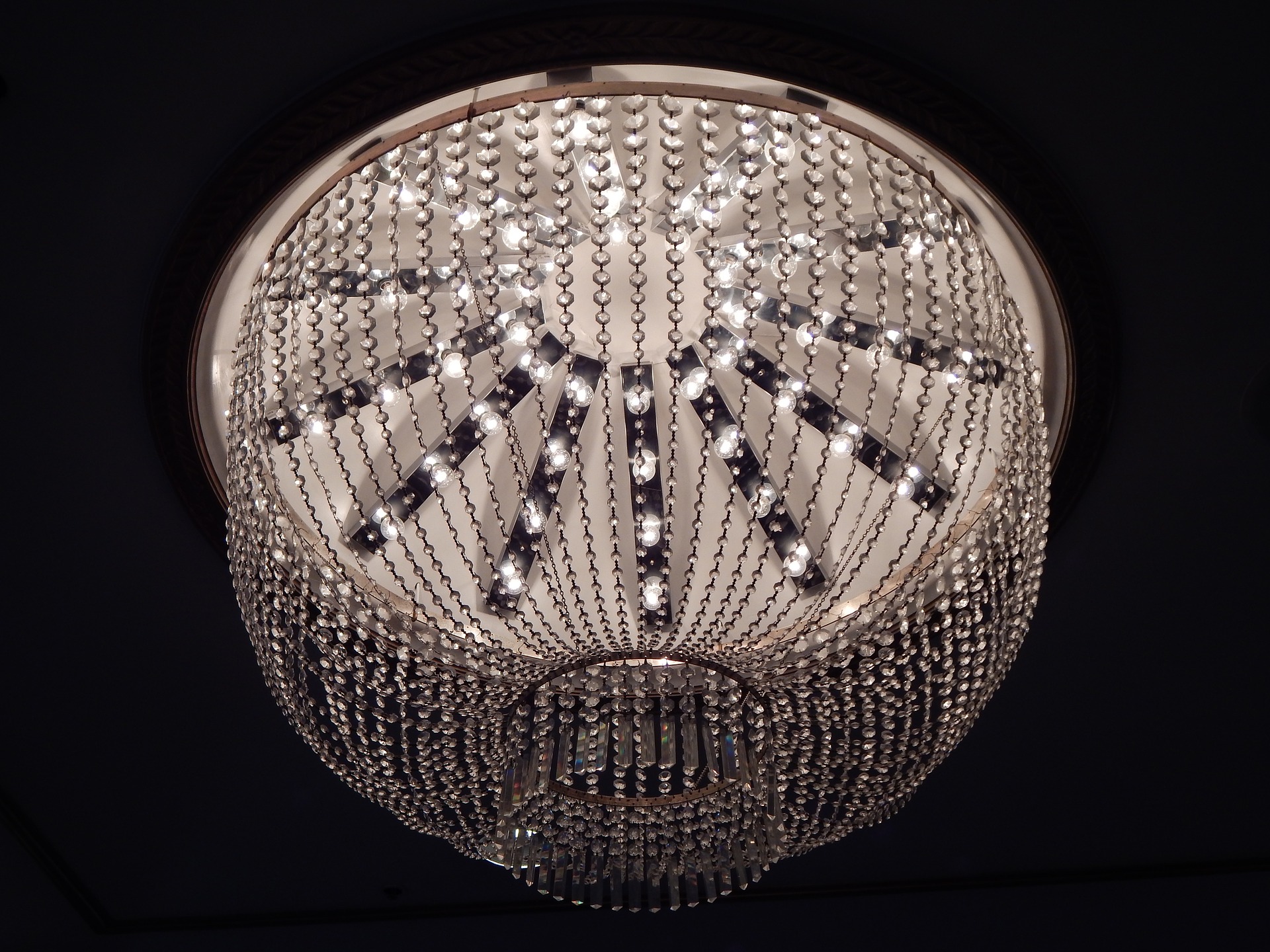 Lampy wiszące do przedpokoju - zalety wersji LED